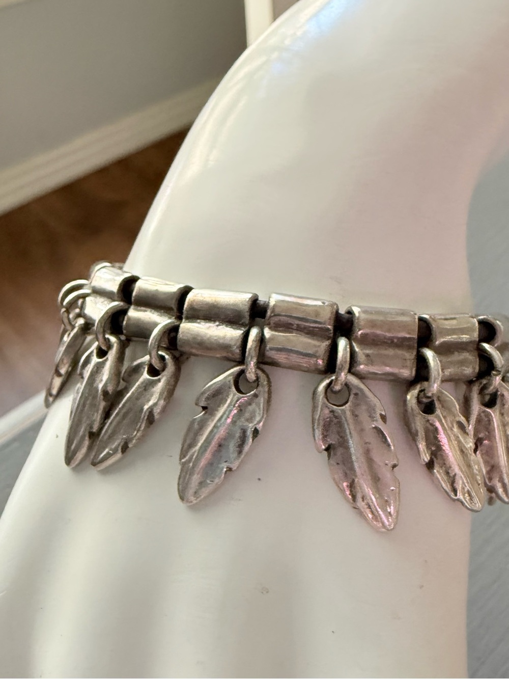 Uno de 50 Beaded Feather Charm Bracelet
